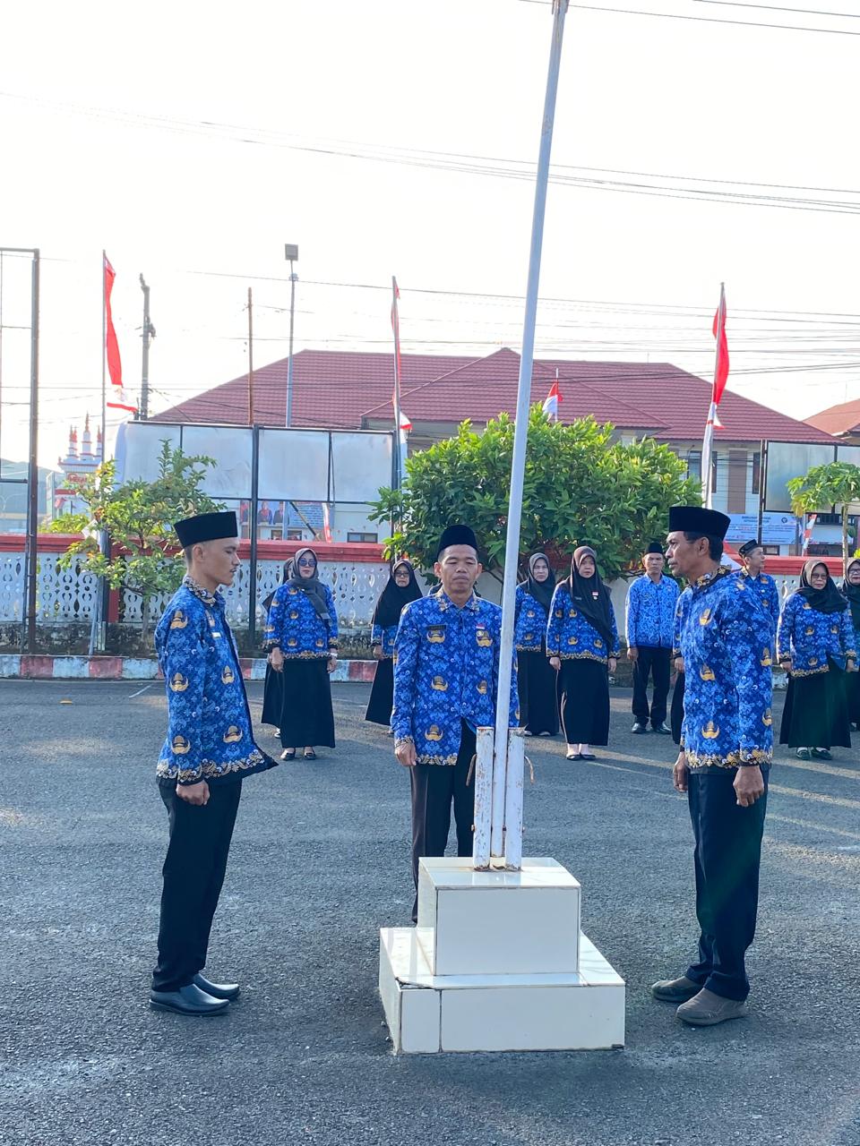 Upacara Pengibaran dan Penurunan Bendera di Halaman Kantor Dinas Ketahanan Pangan dalam rangka HUT RI Ke-81  tanggal 17 Agustus 2026