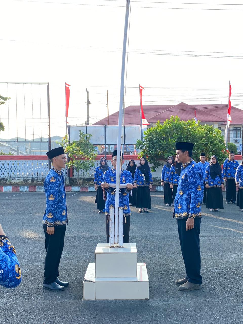 Upacara Pengibaran dan Penurunan Bendera di Halaman Kantor Dinas Ketahanan Pangan dalam rangka HUT RI Ke-81  tanggal 17 Agustus 2026