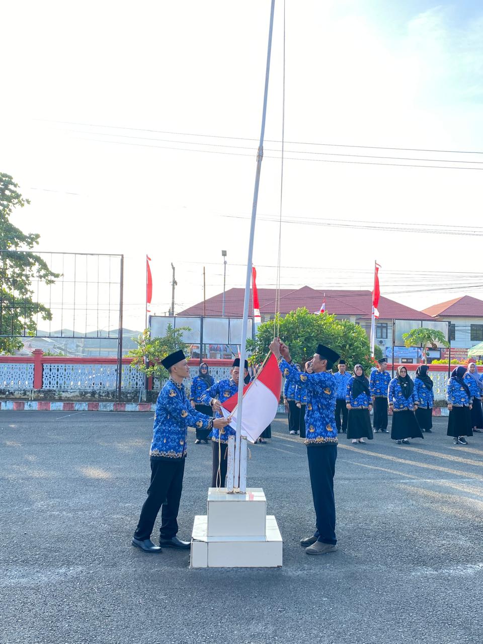Upacara Pengibaran dan Penurunan Bendera di Halaman Kantor Dinas Ketahanan Pangan dalam rangka HUT RI Ke-81  tanggal 17 Agustus 2026