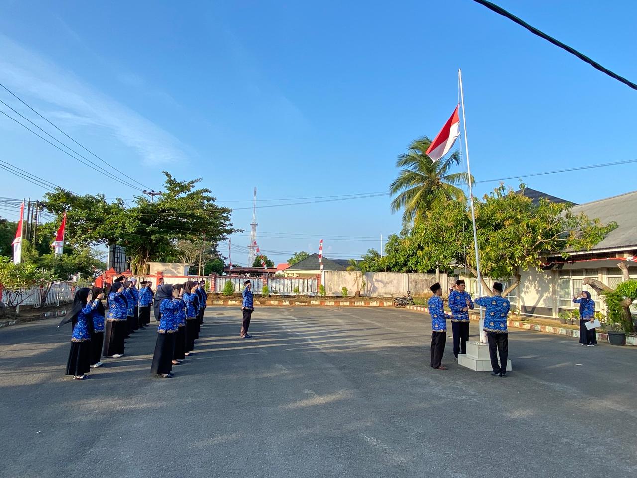 Upacara Pengibaran dan Penurunan Bendera di Halaman Kantor Dinas Ketahanan Pangan dalam rangka HUT RI Ke-81  tanggal 17 Agustus 2026